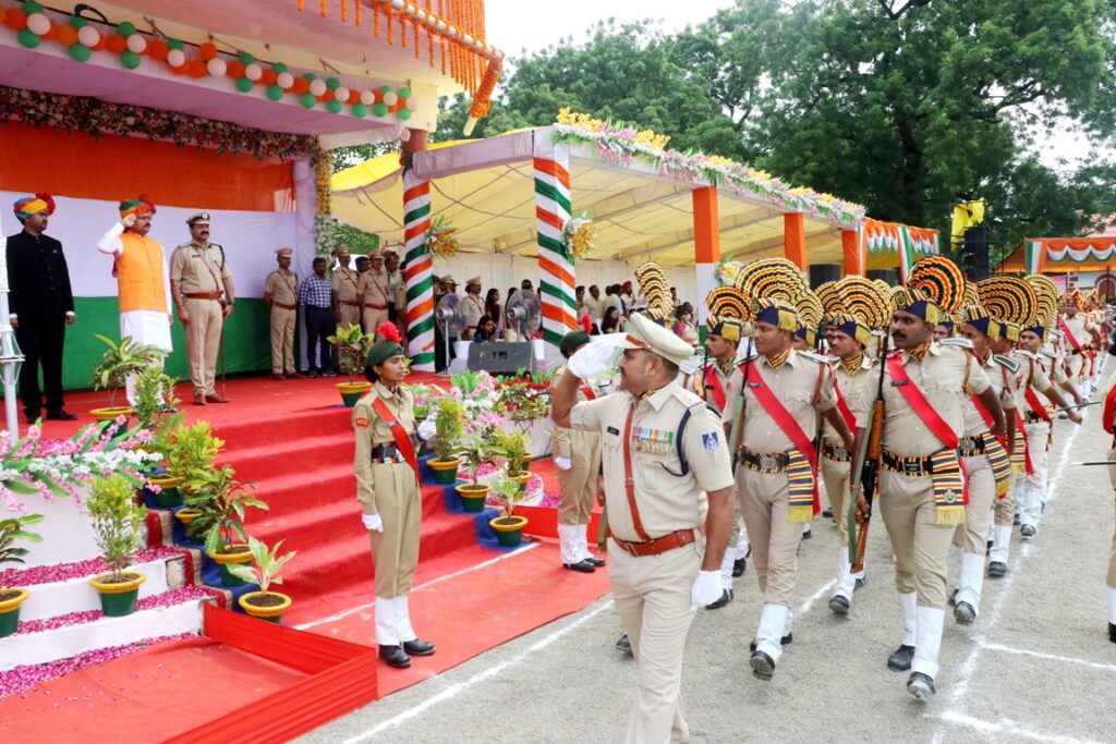 हर्षाेल्लास के साथ मनाया गया 78 वॉ स्वतंत्रता दिवस जिले के प्रभारी मंत्री श्री लोधी ने किया ध्वजारोहण एवं ली परेड की सलामी