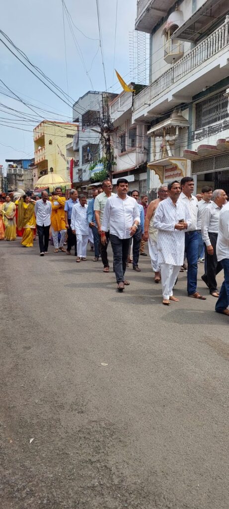 धार्मिक उत्साह के साथ मनाया जा रहा है पर्यूषण पर्व मंदिर में, हो रही है पूजा अर्चना एवं प्रवचन,पर्व के तीसरे दिन नमिनाथ जैन मंदिर से कल्पसूत्र का निकला वरघोड़ा,खंडवा ।।