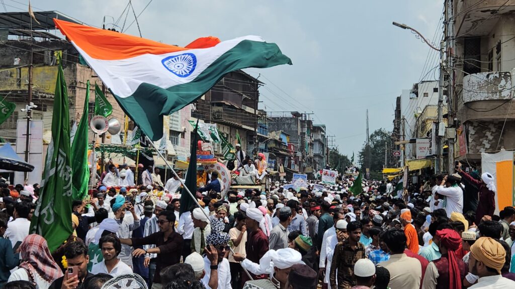 Khandwa शहर में गुंजा लब्बैक या रसूलल्लाह, नबी की शान बयान करते हुए निकला ईद मिलादुन्नबी का जुलूस, दिया अमन शांति का पैगाम