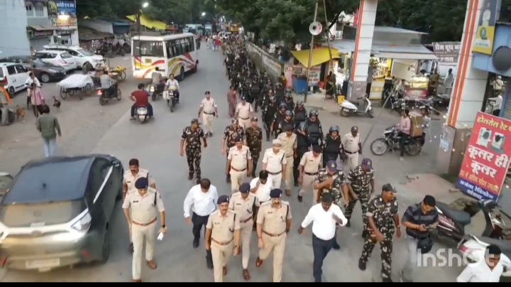 जिले मे आगामी त्योहारों के मद्देनजर शांति व्यवस्था कायम रखने के लिए जिला प्रशासन एवं पुलिस प्रशासन ने निकाला फ्लैग-मार्च