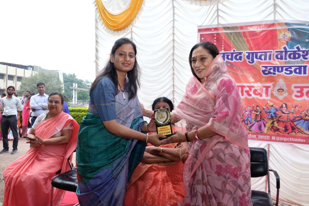 नवरात्रि पर्व गरबा महोत्सव का शानदार आयोजन पूनमचंद गुप्ता वोकेशनल महाविद्यालय में संपन्न