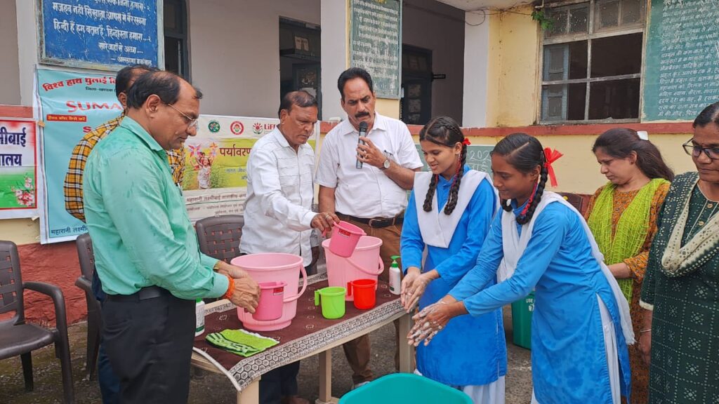 महारानी लक्ष्मी बाई कन्या माध्यमिक विद्यालय  में हुआ हाथ धुलाई कार्यक्रम,