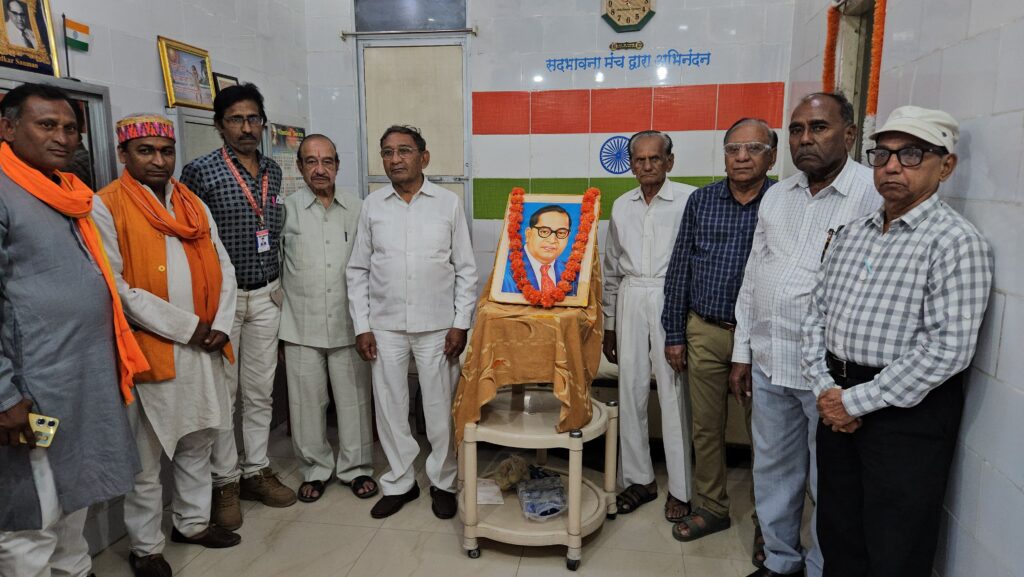 (खंडवा जावेद एलजी) द्भावना मंच द्वारा डॉ बाबा अंबेडकर का मनाया गया महापरिनिर्वाण दिवस खंडव।। सद्भावना मंच सदस्यों संविधान रचियता डॉ बाबा साहेब भीमराव अंबेडकर का महापरिनिर्वाण दिवस मनाया गया। यह जानकारी देते हुए मंच के निर्मल मंगवानी ने बताया कि मंच संस्थापक प्रमोद जैन के नेतृत्व में सदस्यों द्वारा डॉ बाबा साहेब द्वारा भारत के लिए दिये योगदान को याद करते हुए श्रद्धा सुमन अर्पित किये गयें। वही इस अवसर पर संस्थापक प्रमोद जैन ने कहा कि भारतीय संविधान के निर्माता, समाज सुधारक, बुद्धिजीवी और चिंतक डॉ भीमराव अंबेडकर ने जो देश को दिया उसे कभी भुलाया नहीं जा सकता है। डॉक्टर भीमराव रामजी अंबेडकर, जिन्हें हम सब डॉक्टर बाबा साहब अंबेडकर के नाम से भी जानते हैं। डॉक्टर भीमराव अंबेडकर को संविधान का जनक कहा जाता है। इनके द्वारा रचित संविधान विश्व का सबसे श्रेष्ठ संविधान कहा जाता है। डॉ बाबा साहेब का जन्म 14 अप्रैल 1891 को मध्य प्रदेश के महू शहर में हुआ था। एवं 06 दिसंबर 1956 को मृत्यु हुई थी। हर साल 06 दिसंबर के दिन को महान आत्मा की शांति और उनकी अमूल्य सेवा को सम्मानित करने के लिए बाबा साहब की पुण्यतिथि को महापरिनिर्वाण दिवस के रूप में मनाया जाता है। इस अवसर पर सुरेंद्र गीतें, देवेंद्र जैन, गणेश भावसार ने भी अपनी विचार व्यक्त किए। इस मौके पर मंच संस्थापक प्रमोद जैन, पूर्व डीएसपी आनंद तोमर, डॉ जगदीशचंद्र चौरे, सुरेंद्र गीतें, देवेंद्र जैन, गणेश भावसार, निर्मल मंगवानी, एनके दवे, एमएम कुरैशी, राधेश्याम शाक्य, करण लखोरे, सुभाष मीणा आदि उपस्थित थे।