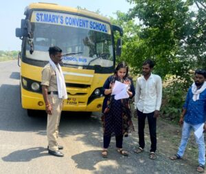स्कूल बस, यात्री बस एवं अन्य वाहनों की जाँच कर कार्यवाही की एवं लगाया जुर्माना