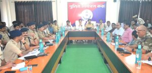 कलेक्टर एवं पुलिस अधीक्षक द्वारा पुलिस कंट्रोल रूम खंडवा मे नागरिक सुरक्षा योजना के संबंध मे ली गई बैठक