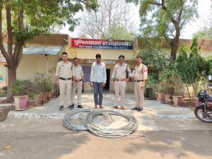 थाना नर्मदानगर द्वारा 180 कि.ग्रा. बिजली के तार के साथ चोर को पकडा