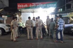 खंडवा में शराब की दुकान पर जमकर बवाल जमकर चले पत्थर