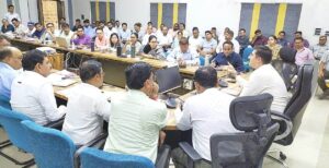 कलेक्टर श्री गुप्ता ने साप्ताहिक समीक्षा बैठक में अधिकारियों को दिए आवश्यक निर्देश
