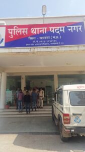 पदम नगर थाना पुलिस ने  मोटर सायकल चोरो को किया गिरफ्तार                                                                                जिला- खण्डवा  दिनांक 01.06.2025   मोटर सायकल चोरो को किया गिरफ्तार 	  घटना का विवरण :- फरियादी सावन पालीवाल पिता सजंय 34 वर्ष निवासी गणेश गौशाला के सामने भवानी माता रोड जिला खण्डवा ने दिनांक 26.05.25 को थाना हाजिर आकर रिपोर्ट किया की मैं गणेश गौशाला के सामने भवानी माता रोड खण्डवा रहता हु तथा मेरी गणेश गौशाला पर शुभम इण्टरप्राईजेस के नाम से फर्नीचर की दुकान है। दिनाक 24/05/25 को सुबह करीबन 11/00 बजे मैं मेरी मोटर सायकल होण्डा शाईन एसपी 125 क्र. MP-12-ZA-1086 जिसका चैचिस नंबर ME4JC83EHND031855 तथा इजन नबर JC83ED3104200 है से मेरे घर से गणेश गौशाल मेरी दुकान पर आया और मोटर सायकल को दुकान के साईड मे खड़ी करके दुकान में चला गया बाद करीबन 02/00 बजे वापस मैं घर जाने के लिये दुकान से बाहर आया और उक्त मेरी मोटर सायकल को देखा तो मेरी मोटर सायकल वहां पर नही थी फिर मैंने मेरी होण्डा शाईन मोटर सायकल की दुकान के आसपास, गणेश गौशाला पर किया किन्तु मेरी मोटर सायकल का कोई पता नहीं चला। मैंने मेरी उक्त होण्डा शाईन मोटर सायकल किमती करीबन 35000/ रूपये को मैंने मेरी टुकान के साईड में खड़ी की थी जिसे कोई अजात चोर चोरी करके ले गया । फरियादी की रिपोर्ट पर अप.क्र. 161/25 धारा 303(2) बीएनएस का दर्ज कर विवेचना में लिया गया ।                                     उक्त घटना को गंभीरता से लेते हुए श्रीमान पुलिस अधीक्षक खंडवा श्री मनोज कुमार राय के निर्देशन एवं अतिरिक्त पुलिस अधीक्षक (शहर)श्री महेन्द्र तारनेकर ,अतिरिक्त पुलिस अधीक्षक (ग्रामीण) खण्डवा श्री राजेश रघुवंशी, एवं सीएसपी खण्डवा श्री अभिनव कुमार बारंगे के मार्गदर्शन मे थाना प्रभारी निरीक्षक प्रवीण आर्य के निर्देश में  टीम गठित कर मुखबीरो को सक्रिय किया गया तथा आस-पास लगे  		  उक्त तारतम्य में दिनाक 31.05.25 एवं 01.06.2025 के मध्य रात्री को पुलिस को सुचना मिली की तीन व्यक्ति उक्त चोरी हुई मोटर सायकल लेकर रात्री में घुम रहे है एवं आस-पास खडी मोटर सायकल का लॉक चैक कर रहे है उक्त सुचना पर विश्वास कर टीमों को लगाया गया मुखबिर की निशाहदेही पर उक्त (MP-12-ZA-1086) मोटर सायकल पर आरोपी सुनील पिता मदन पवार जाति बंजारा उम्र 20 निवासी ग्राम बड़खाल्या थाना हरसुद जिला खण्डवा , संजय पिता मोतीराम सोंलकी उम्र 21 निवासी ग्राम रुहलाम जिला हरदा ,राजकुमार पिता शिवचरण उम्र 20 निवासी बड़खाल्या थाना हरसुद जिला खण्डवा को गिरफ्तार कर पुछताछ की गई जिन्होने मोटर सायकल चोरी करना स्वीकार किया । आरोपीयो से उक्त वाहन जप्त कर थाना परिसर में सुरक्षार्थ रखा गया ।   जप्ती – मोटर सायकल होण्डा शाईन एसपी 125 क्र. MP-12-ZA-1086   गिरफ्तार आरोपीः-  1.	– सुनील पिता मदन पवार जाति बंजारा उम्र 20 निवासी ग्राम बड़खाल्मा थाना हरसुद जिला खण्डवा 2.	– संजय पिता मोतीराम सोंलकी उम्र 21 निवासी ग्राम रुहलाम जिला हरदा 3.	– राजकुमार पिता शिवचरण उम्र 20 निवासी बड़खाल्या थाना हरसुद जिला खण्डवा सराहनीय भूमिका- थाना प्रभारी प्रवीण आर्य ,उनि हर्ष सोनगरे, सउनि केमर सिंह रावत,प्र.आर. 588 रणवीर सोलंकी , प्र.